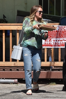 Hilary Duff feet photo thumbnail