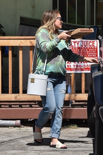 Hilary Duff feet photo thumbnail
