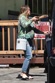 Hilary Duff feet photo thumbnail