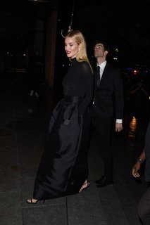 Rosie Huntington-Whiteley feet photo thumbnail