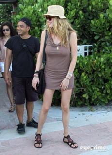 Doutzen Kroes feet photo thumbnail