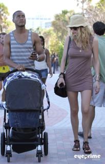 Doutzen Kroes feet photo thumbnail
