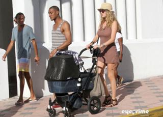 Doutzen Kroes feet photo thumbnail