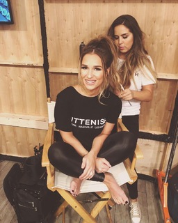 Jessie James Decker feet photo thumbnail