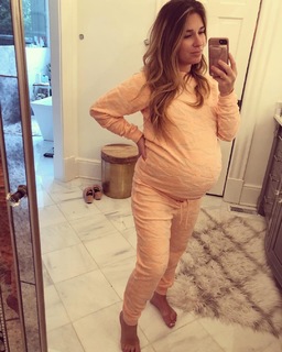 Jessie James Decker feet photo thumbnail