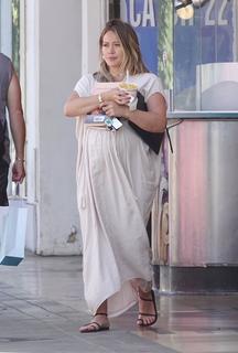 Hilary Duff feet photo thumbnail