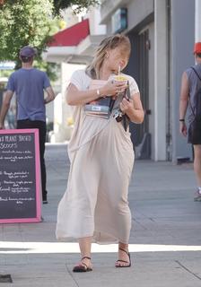 Hilary Duff feet photo thumbnail