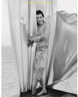 Milla Jovovich feet photo thumbnail