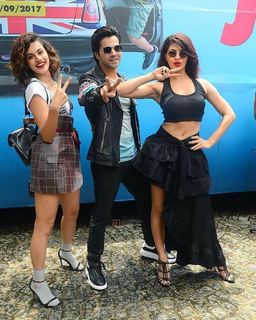 Jacqueline Fernandez feet photo thumbnail