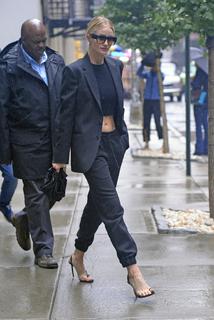 Rosie Huntington-Whiteley feet photo thumbnail