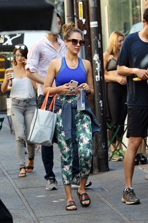 Jessica Alba feet photo thumbnail