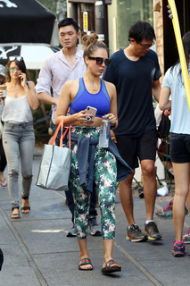 Jessica Alba feet photo thumbnail