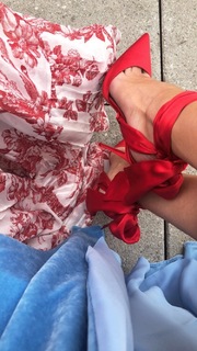Rosie Huntington-Whiteley feet photo thumbnail