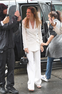 Hilary Swank feet photo thumbnail