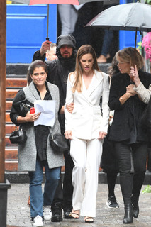 Hilary Swank feet photo thumbnail