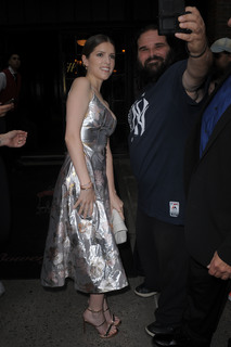 Anna Kendrick feet photo thumbnail
