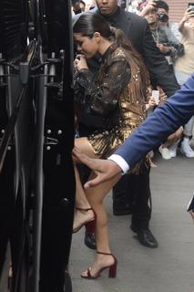Selena Gomez feet photo thumbnail
