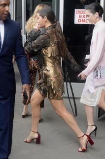 Selena Gomez feet photo thumbnail