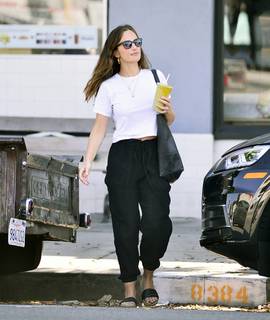 Minka Kelly feet photo thumbnail