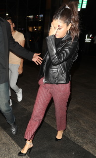 Selena Gomez feet photo thumbnail