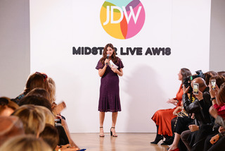 Lisa Snowdon feet photo thumbnail