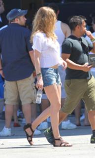 Doutzen Kroes feet photo thumbnail