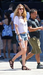 Doutzen Kroes feet photo thumbnail