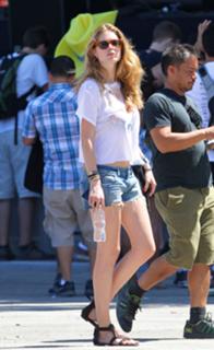 Doutzen Kroes feet photo thumbnail