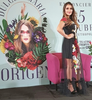 Dulce María feet photo thumbnail