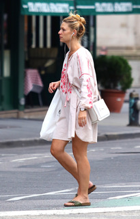 Claire Danes feet photo thumbnail