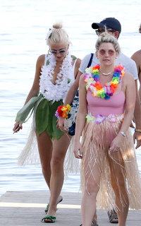 Pixie Lott feet photo thumbnail