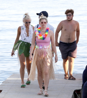 Pixie Lott feet photo thumbnail