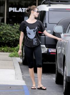 Emmy Rossum feet photo thumbnail