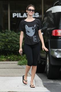 Emmy Rossum feet photo thumbnail