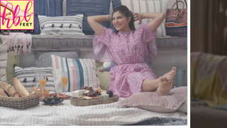 Jacqueline Fernandez feet photo thumbnail
