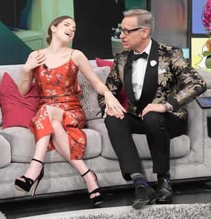 Anna Kendrick feet photo thumbnail