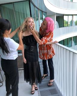 Amanda Seyfried feet photo thumbnail