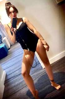 Alyssa Milano feet photo thumbnail