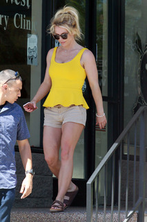 Britney Spears feet photo thumbnail