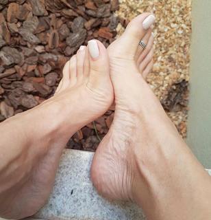 Cláudia Citroni feet photo thumbnail