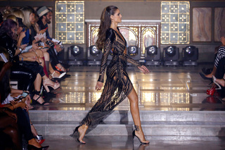 Izabel Goulart feet photo thumbnail