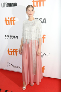 Rosamund Pike feet photo thumbnail