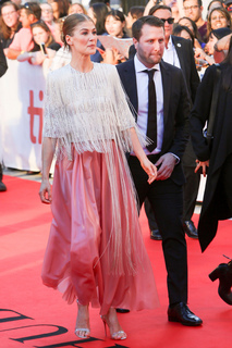 Rosamund Pike feet photo thumbnail