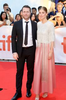 Rosamund Pike feet photo thumbnail