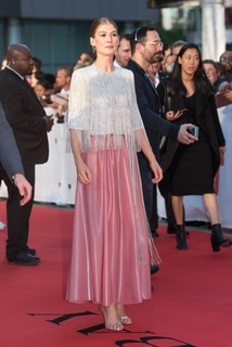 Rosamund Pike feet photo thumbnail