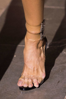 Izabel Goulart feet photo thumbnail