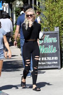 Julianne Hough feet photo thumbnail