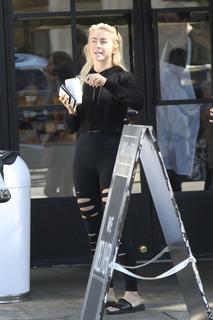 Julianne Hough feet photo thumbnail