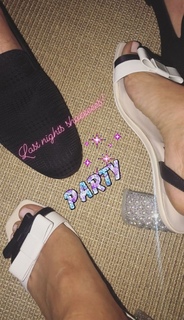 Kaley Cuoco feet photo thumbnail