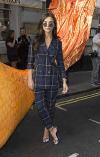 Amy Jackson feet photo thumbnail